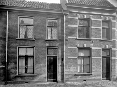 43358 Gezicht op de voorgevels van de huizen Kogelstraat 22-24 te Utrecht.N.B. De straatnaam Kogelstraat is in 1956 ...